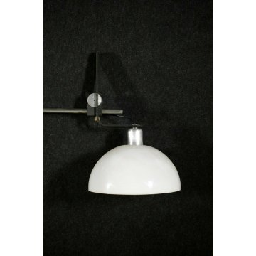 LAMPADA APPLIQUE A BRACCIO VINTAGE METALLO CROMATO PARALUME PLASTICA OPALINO '70