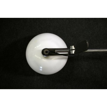 LAMPADA APPLIQUE A BRACCIO VINTAGE METALLO CROMATO PARALUME PLASTICA OPALINO '70