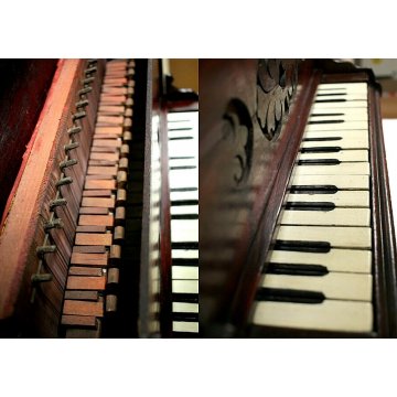 ANTICO PIANOFORTE VERTICALE in LEGNO 18 tasti MINIATURA GIOCATTOLO PRIMI '900  