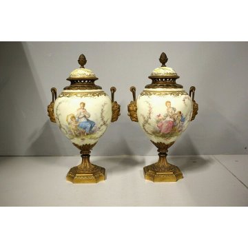 ANTICA COPPIA  VASI Sevres Limoges PORCELLANA BRONZO SCENA ROMANTICA DAME PUTTI 