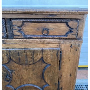 ANTICA CREDENZA RUSTICA DELLE VALLI PRIMISSIMI 1800 LEGNO LARICE GANCI PAIOLI 