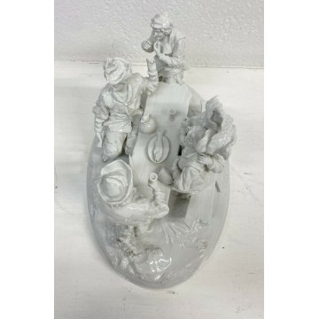 ANTICA GRANDE SCULTURA CERAMICA BIANCA CAPODIMONTE GRUPPO AMICI ANNI 40 TAVOLO