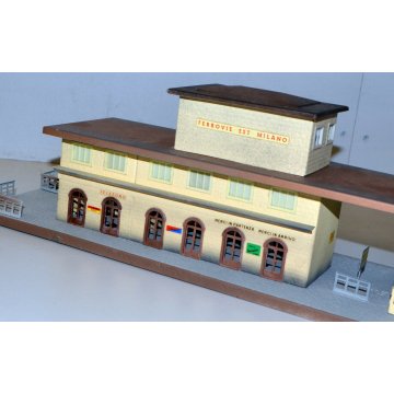 TRENO fem F E M DIORAMA  FERROVIE EST MILANO PUBBLICITARIO STAZIONE TABACCHI BAR