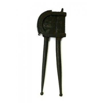  ANTICO UTENSILE FERRO BATTUTO BETEL NUT CUTTER INDONESIA Cracking Lombok nut