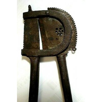  ANTICO UTENSILE FERRO BATTUTO BETEL NUT CUTTER INDONESIA Cracking Lombok nut