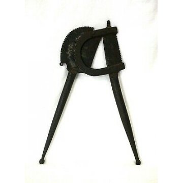  ANTICO UTENSILE FERRO BATTUTO BETEL NUT CUTTER INDONESIA Cracking Lombok nut