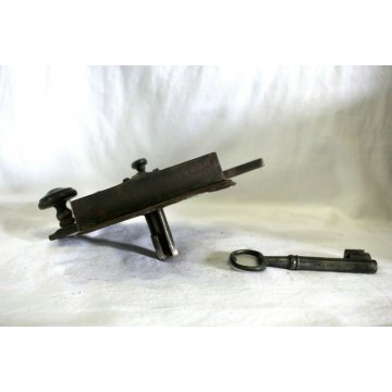 GRANDE RARA ANTICA SERRATURA ferro battuto con CHIAVE 1600 DOOR LOCK IRON KEY   