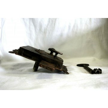 GRANDE RARA ANTICA SERRATURA ferro battuto con CHIAVE 1600 DOOR LOCK IRON KEY   