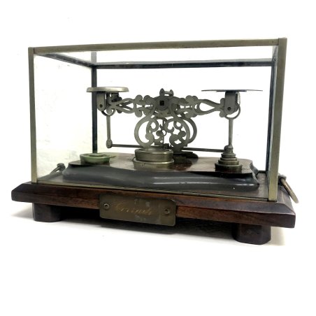 ANTICA RARA BILANCIA POSTALE VITTORIANA 2 PIATTI 9 PESI TECA VETRO BASE LEGNO