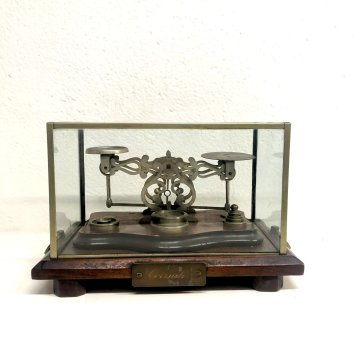 ANTICA RARA BILANCIA POSTALE VITTORIANA 2 PIATTI 9 PESI TECA VETRO BASE LEGNO