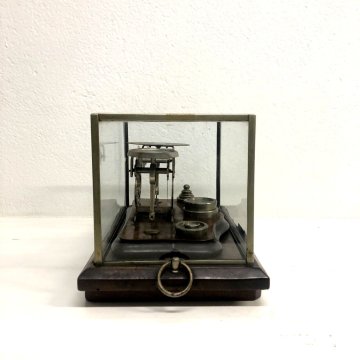 ANTICA RARA BILANCIA POSTALE VITTORIANA 2 PIATTI 9 PESI TECA VETRO BASE LEGNO