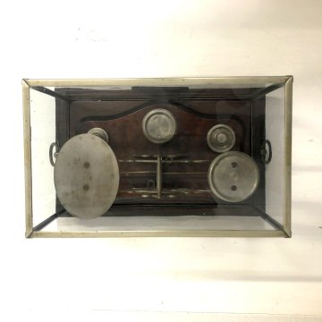 ANTICA RARA BILANCIA POSTALE VITTORIANA 2 PIATTI 9 PESI TECA VETRO BASE LEGNO