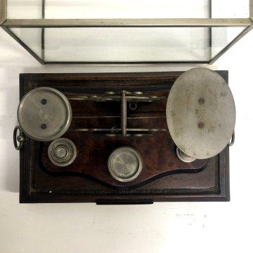 ANTICA RARA BILANCIA POSTALE VITTORIANA 2 PIATTI 9 PESI TECA VETRO BASE LEGNO