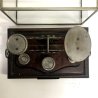 ANTICA RARA BILANCIA POSTALE VITTORIANA 2 PIATTI 9 PESI TECA VETRO BASE LEGNO