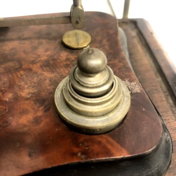 ANTICA RARA BILANCIA POSTALE VITTORIANA 2 PIATTI 9 PESI TECA VETRO BASE LEGNO