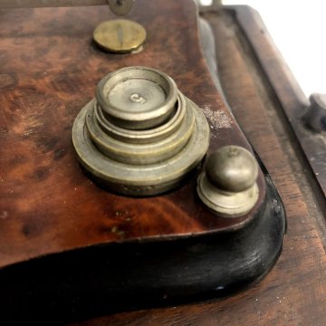 ANTICA RARA BILANCIA POSTALE VITTORIANA 2 PIATTI 9 PESI TECA VETRO BASE LEGNO