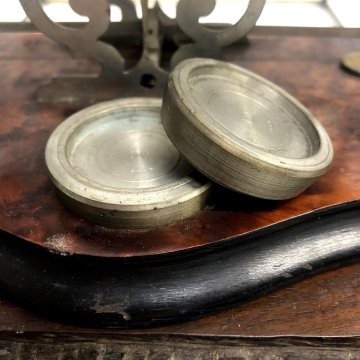 ANTICA RARA BILANCIA POSTALE VITTORIANA 2 PIATTI 9 PESI TECA VETRO BASE LEGNO