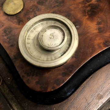 ANTICA RARA BILANCIA POSTALE VITTORIANA 2 PIATTI 9 PESI TECA VETRO BASE LEGNO