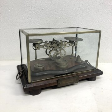 ANTICA RARA BILANCIA POSTALE VITTORIANA 2 PIATTI 9 PESI TECA VETRO BASE LEGNO