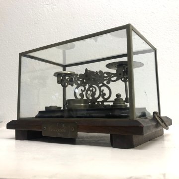 ANTICA RARA BILANCIA POSTALE VITTORIANA 2 PIATTI 9 PESI TECA VETRO BASE LEGNO