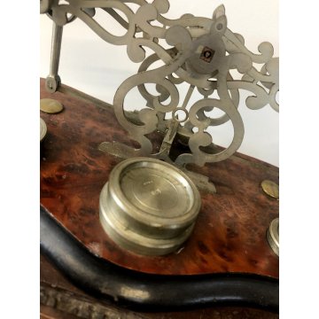 ANTICA RARA BILANCIA POSTALE VITTORIANA 2 PIATTI 9 PESI TECA VETRO BASE LEGNO