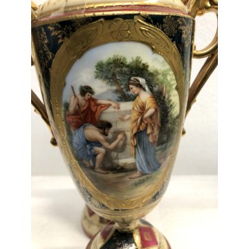 ANTICA COPPIA VASO PORCELLANA COPERCHIO MANICI CHIMERA ORO MEDAGLIONI ISTORIATI