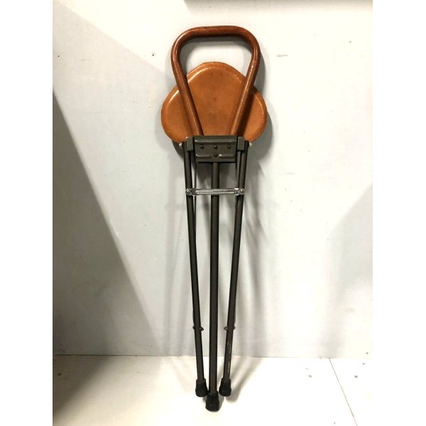 BASTONE SEDIA PORTATILE PIEGHEVOLE METALLO CUOIO VINTAGE FOLDING SEAT UK  '50/60