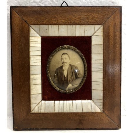 ANTICO PICCOLO QUADRO FOTOGRAFIA RITRATTO UOMO CORNICE LEGNO AVORIOLINA 1889