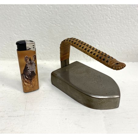 RARISSIMO PICCOLO FERRO DA STIRO ANTICO anni 30/40 metallo manico rattan epoca