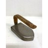 RARISSIMO PICCOLO FERRO DA STIRO ANTICO anni 30/40 metallo manico rattan epoca