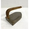 RARISSIMO PICCOLO FERRO DA STIRO ANTICO anni 30/40 metallo manico rattan epoca