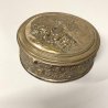 ANTICA SCATOLA TONDA COPERCHIO ø 9cm OTTONE ARGENTO DECORO SBALZO PUTTI DANZANTI