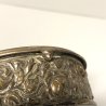ANTICA SCATOLA TONDA COPERCHIO ø 9cm OTTONE ARGENTO DECORO SBALZO PUTTI DANZANTI