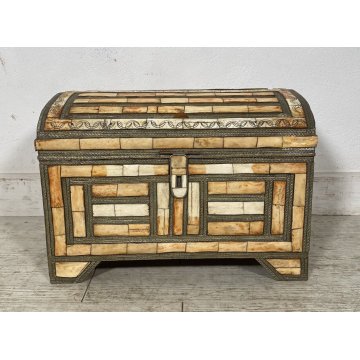 ANTICO BAULETTO DECORATO MATERIALE PREGIATO LEGNO BAULE CASSAPANCA OTTONE PANCA