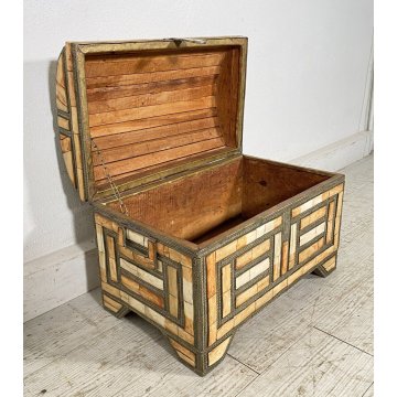 ANTICO BAULETTO DECORATO MATERIALE PREGIATO LEGNO BAULE CASSAPANCA OTTONE PANCA