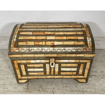 ANTICO BAULETTO DECORATO MATERIALE PREGIATO LEGNO BAULE CASSAPANCA OTTONE PANCA