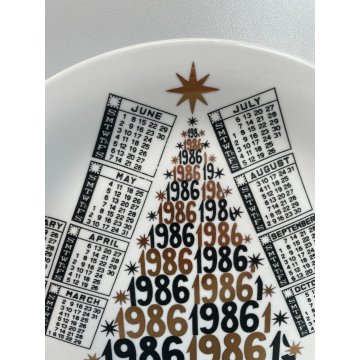 PIATTO FORNASETTI CALENDARIO ANNO 1986 n° 19 ø 24 cm CERAMICA italy epoca