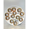 RARO PIATTO FORNASETTI CALENDARIO ANNO 1975 n° 8 ø 24 cm CERAMICA italy epoca