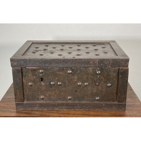 ANTICO FORZIERE CASSAFORTE BUGNATA DA VIAGGIO FERRO BATTUTO BORCHIATO 1700 LEGNO