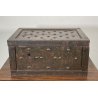 ANTICO FORZIERE CASSAFORTE BUGNATA DA VIAGGIO FERRO BATTUTO BORCHIATO 1700 LEGNO