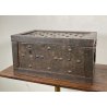 ANTICO FORZIERE CASSAFORTE BUGNATA DA VIAGGIO FERRO BATTUTO BORCHIATO 1700 LEGNO