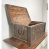 ANTICO FORZIERE CASSAFORTE BUGNATA DA VIAGGIO FERRO BATTUTO BORCHIATO 1700 LEGNO