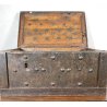 ANTICO FORZIERE CASSAFORTE BUGNATA DA VIAGGIO FERRO BATTUTO BORCHIATO 1700 LEGNO