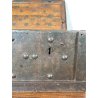 ANTICO FORZIERE CASSAFORTE BUGNATA DA VIAGGIO FERRO BATTUTO BORCHIATO 1700 LEGNO