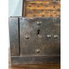 ANTICO FORZIERE CASSAFORTE BUGNATA DA VIAGGIO FERRO BATTUTO BORCHIATO 1700 LEGNO