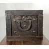 ANTICO FORZIERE CASSAFORTE BUGNATA DA VIAGGIO FERRO BATTUTO BORCHIATO 1700 LEGNO