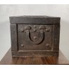 ANTICO FORZIERE CASSAFORTE BUGNATA DA VIAGGIO FERRO BATTUTO BORCHIATO 1700 LEGNO