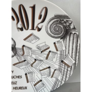 PIATTO FORNASETTI CALENDARIO ANNO 2012 n° 447/700 ø 24 cm CERAMICA italy epoca