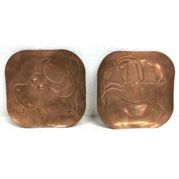 ANTICA COPPIA PIATTI RAME PIATTO BASSORILIEVO CAVALLO MUCCA VINTAGE FIRMA REBAI 