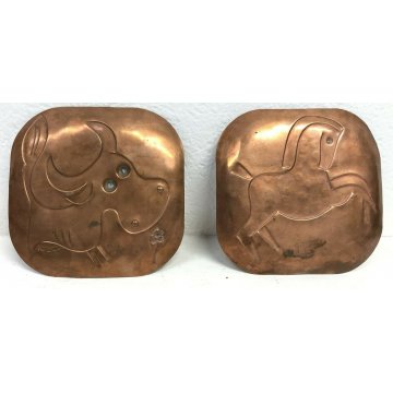 ANTICA COPPIA PIATTI RAME PIATTO BASSORILIEVO CAVALLO MUCCA VINTAGE FIRMA REBAI 